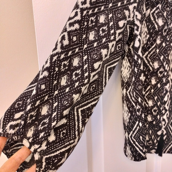 *5 for $20* AE geo print top - Picture 10 of 10